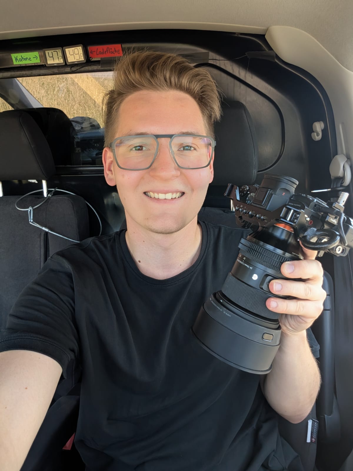 Oliver Moll auf dem Weg zum Vorbereitungstermin – Kamera in der Hand bereit für die Videoproduktion