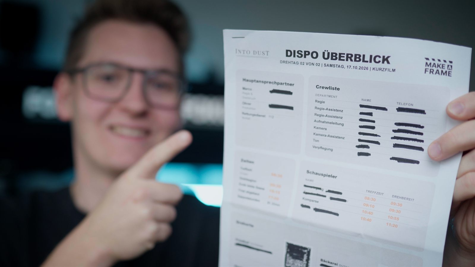 Oliver Moll zeigt die ausgedruckte Dispo für einen Kurzfilm-Drehtag mit Crewliste und Zeitplan