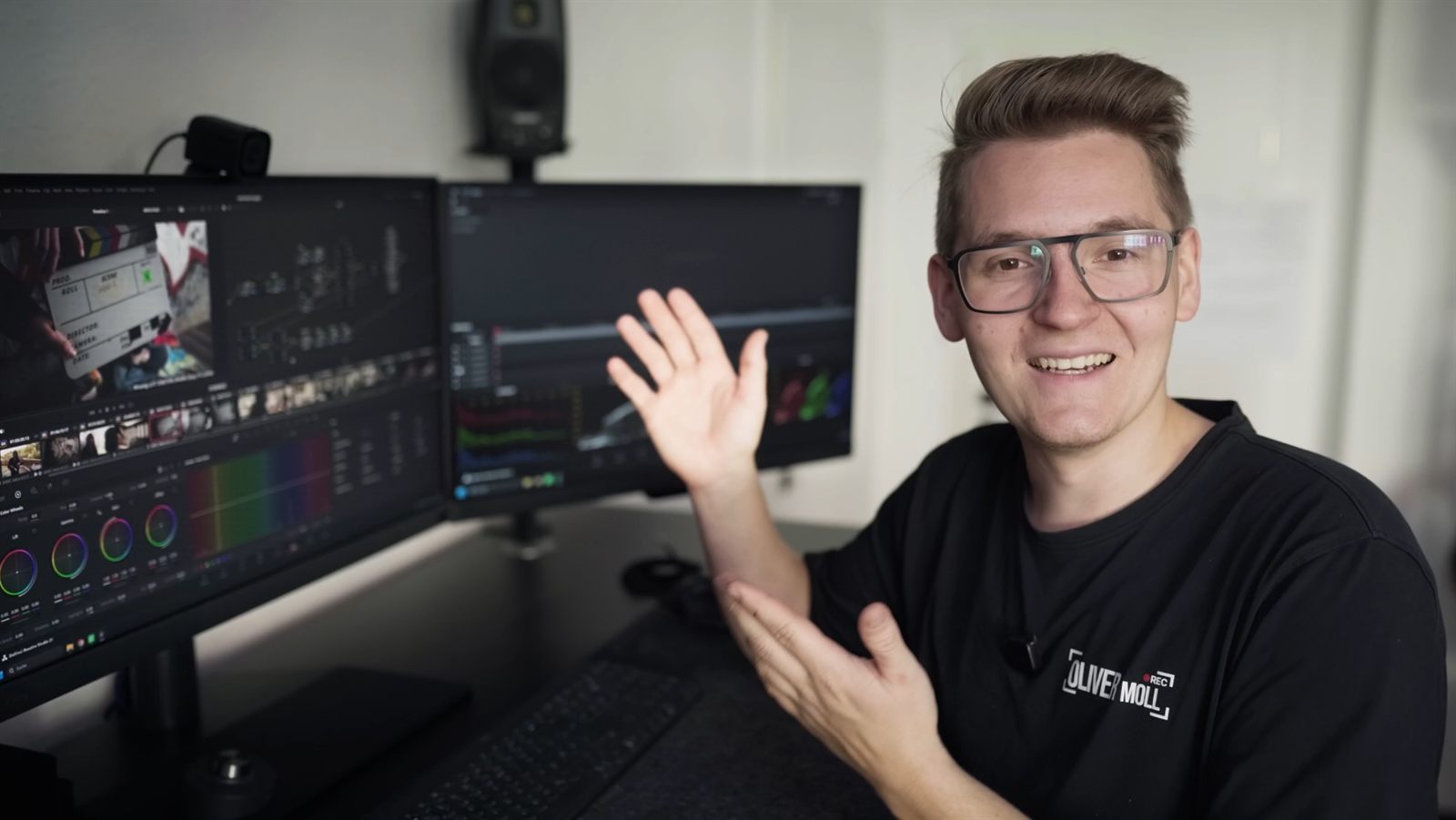 Oliver Moll am Schnittplatz vor zwei Monitoren mit DaVinci Resolve und Color Grading